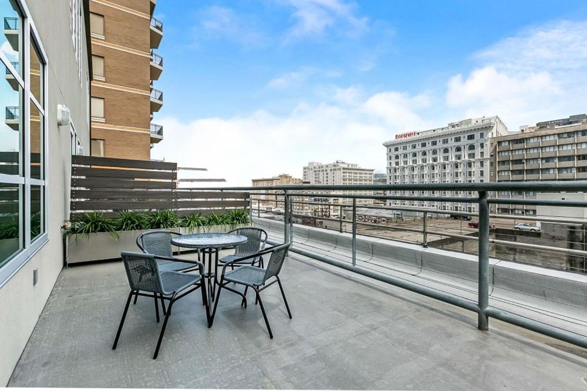 Upscale Condos And Penthouses Close To Canal And Bourbon St 뉴올리언스 외부 사진